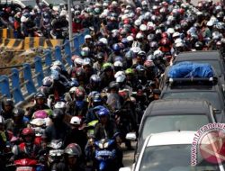 Antrean di Pelabuhan Merak Kendaraan Angkutan Barang Dipisah Dengan Sepeda Motor