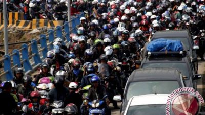 Antrean di Pelabuhan Merak Kendaraan Angkutan Barang Dipisah Dengan Sepeda Motor