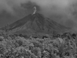 Berstatus Siaga, Gunung Semeru Erupsi Dengan Lontaran Abu Vulkanik Setinggi 1 Kilometer