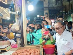 Kunjungi Pasar Tambun Bekasi, Mendag Zulhas Membelikan Telur Untuk Pengunjung