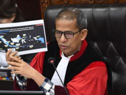 Hakim MK Saldi Isra Menanyakan Alasan Jokowi Kerap Bagi Bansos di Jawa Tengah