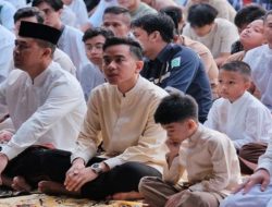 Bersama Keluarga, Gibran Mengikuti Salat Id di Halaman Balai Kota Surakarta