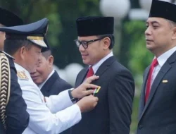 Wali Kota Bogor Bima Arya Menerima Tanda Kehormatan Satyalancana Karya Bhakti Praja Nugraha dari Presiden Jokowi