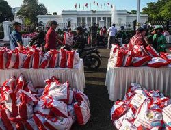 Presiden Jokowi Melalui Setpres Salurkan 1.000 Sembako di Depan Istana Merdeka