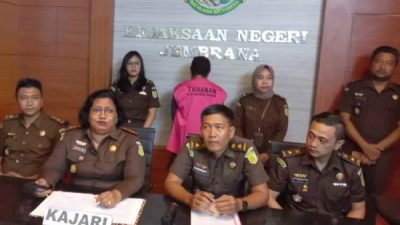 Kejari Jembrana Menahan Tersangka Korupsi Dana Lembaga Perkreditan Desa Adat Baluk Rp1,2 Miliar