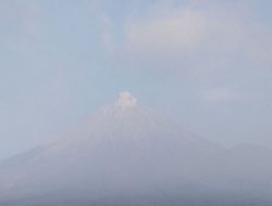 Gunung Semeru Erupsi Dengan Tinggi kolom Letusan 500 Meter di Atas Punca