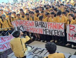 Aksi Demo Mahasiswa Unsoed Purwokerto Tolak UKT Berakhir Ricuh