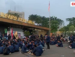 Mahasiswa Universitas Trisakti Demo di Depan Gedung DPR Tuntut Penuntasan Kasus HAM 1998