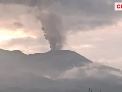 Gunung Marapi di Sumbar Erupsi Lontarkan Abu Vulkanik Mencapai 2 Kilometer