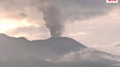 Gunung Marapi di Sumbar Erupsi Lontarkan Abu Vulkanik Mencapai 2 Kilometer