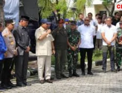 Menhan Prabowo Menyerahkan Bantuan Untuk Korban Banjir Lahar Dingin di Sumbar