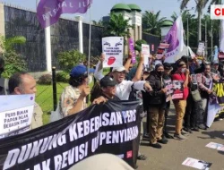 Aliansi Jurnalis dan Pekerja Media Demo Didepan Gedung DPR Tuntut Batalkan Revisi RUU Penyiaran