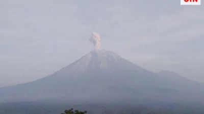 Gunung Semeru Enam Kali Erupsi Disertai Letusan Abu Vulkanik Setinggi 400-900 Meter