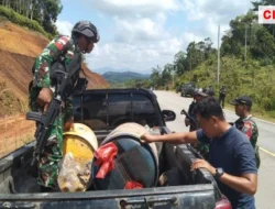 TNI Melakukan Pengetatan Wilayah Perbatasan RI-Malaysia di Kabupaten Kapuas Hulu Para Pelintas Diperiksa