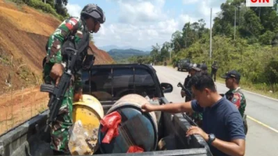 TNI Melakukan Pengetatan Wilayah Perbatasan RI-Malaysia di Kabupaten Kapuas Hulu Para Pelintas Diperiksa