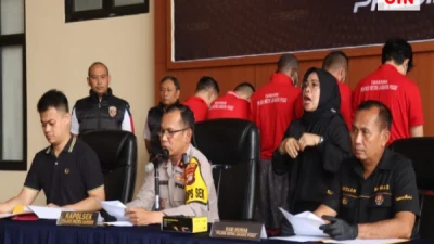 Polsek Metro Gambir Menangkap Lima Orang Tersangka Pengedar Uang Dollar Palsu Milik WNA Nigeria