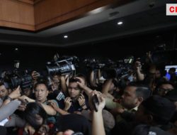 Massa Pendukung SYL Ricuh Pagar Ruang Sidang Rusak dan Seorang Wartawan di Keroyok