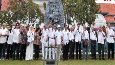 Mantan Rektor Berorasi Dalam Aksi Bela Prof BUS yang Dicopot Dari Jabatan Dekan UNAIR Lantaran Tolak Dokter Asing