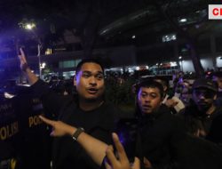 Menpora Dito Ariotedjo Meminta Polisi Membubarkan Massa Aksi Tanpa Tindakan Represif