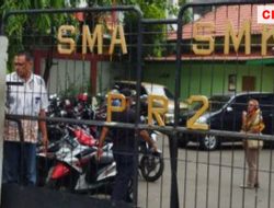 Pria Mengaku Anggota Polisi Larang Awak Media Liputan Aksi Demo Pelajar di Sekolah PR 2 Duren Sawit