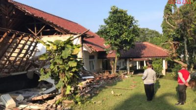 Gedung Kelas A Kompleks Tirta BBPMKP di Ciawi Kabupaten Bogor Ambruk