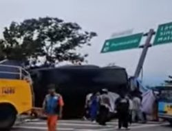 Bus Brimob Polri Mengangkut Siswa SMA 1 Porong Sidoarjo Mengalami Kecelakaan di Exit Tol Purwodadi