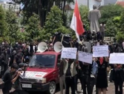 Tolak UU TNI, Massa Aliansi Jogja Memanggil Geruduk Gedung DPRD DIY