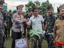 Rocky Gerung Menghadiri Prosesi Penanaman Pohon yang Diinisiasi oleh Kapolda Riau