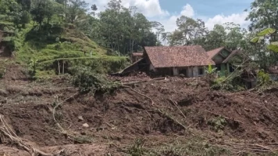 Akibat Hujan Deras Lereng Setinggi 200 Meter di Ciamis Longsor, 197 Jiwa Mengungsi
