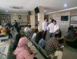 Puluhan Mantan Karyawan Melaporkan UD Sentoso Seal ke Polres Tanjung Perak