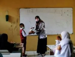 Masih Banyak yang Menormalisasi Pemberian Tanda Terima Kasih Kepada Tenaga Pengajar