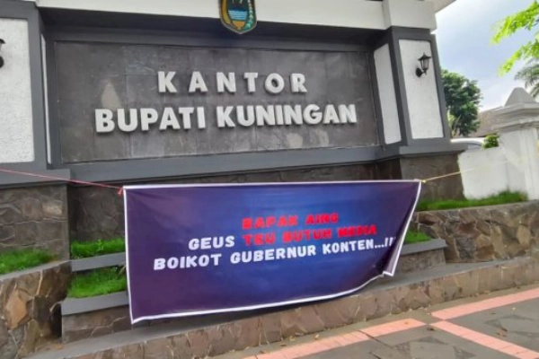 Sepanduk boikot Gubernur Jabar. (Istimewa)