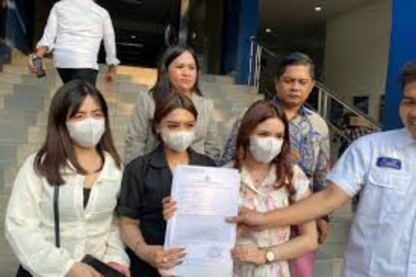 Tiga orang korban dugaan Malpraktik Klinik di Polda Metro Jaya, Rabu (15/5/2025).
