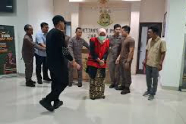 Penahanan Kepala Dinas Kesehatan Kabupaten Karanganyar.