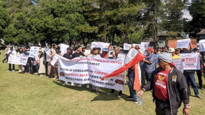 Pedagang kuliner di Lampung Barat demo di depan kantor Bupati.