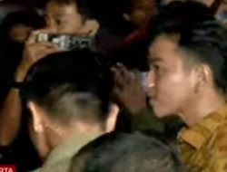 Tinjau Pengungsi Kebakaran Penjaringan, Gibran Bagikan Paket Sembako Bantuan Wakil Presiden