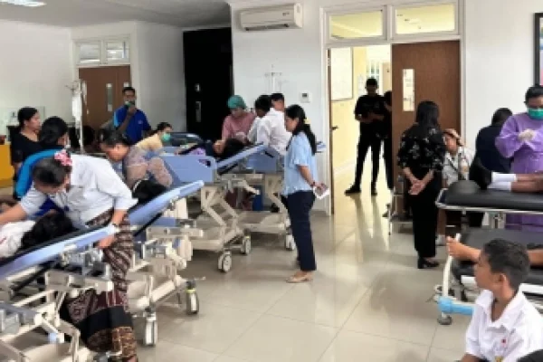 Ratusan Siswa di Kupang Diduga Keracunan,Warga Usul Program MBG Diganti Sekolah Gratis