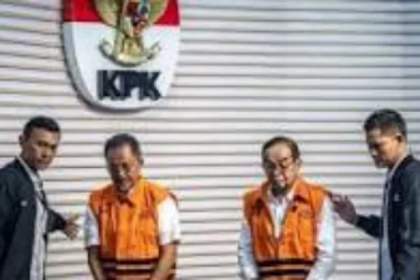 KPK Menahan Dua Tersangka Korupsi Pengadaan Lahan Disekitar Jalan Tol Trans Sumatera