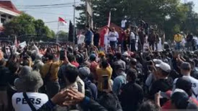 Aksi Demo Masyarakat Tuntut Bupati Pati Mudur Dari Jabatan Memanas