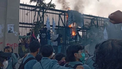 Sebelum Membubarkan Diri, Massa Demonstrasi Membakar Spanduk dan Melempari Gedung DPR Dengan Telur Busuk