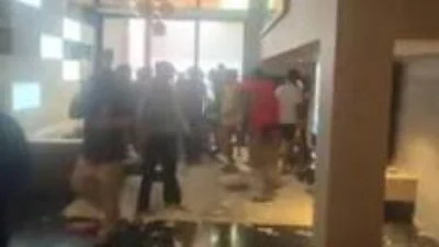 Warga Menggeruduk Rumah Anggota DPR Fraksi Partai NasDem Ahmad Sahroni