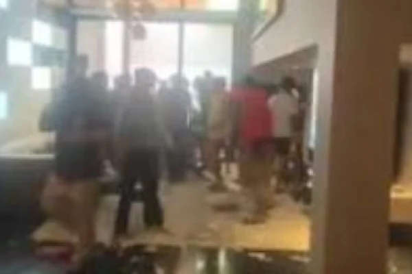 Warga Menggeruduk Rumah Anggota DPR Fraksi Partai NasDem Ahmad Sahroni