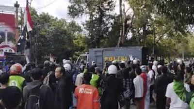 Massa Menggeruduk Mapolda dan Kantor DPRD Bali