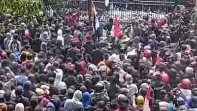 Aparat Kepolisian Menyemprotkan Water Cannon ke Massa Aksi Demo 25 Agustus 2025