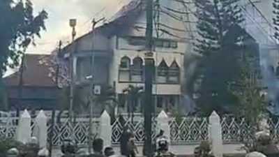 Gedung DPRD Nusa Tenggara Barat Dibakar Massa
