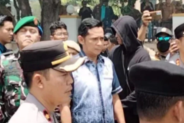 Massa Aksi Unjuk Rasa di Berau Membubarkan Diri Usai Ketua DPRD Menerima Aspirasi Mereka