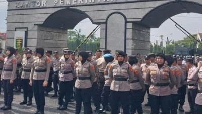 Untuk Mengamankan Demo, Ratusan Aparat Kepolisian Dikerahkan Bersiaga di Depan DPRD Lampung